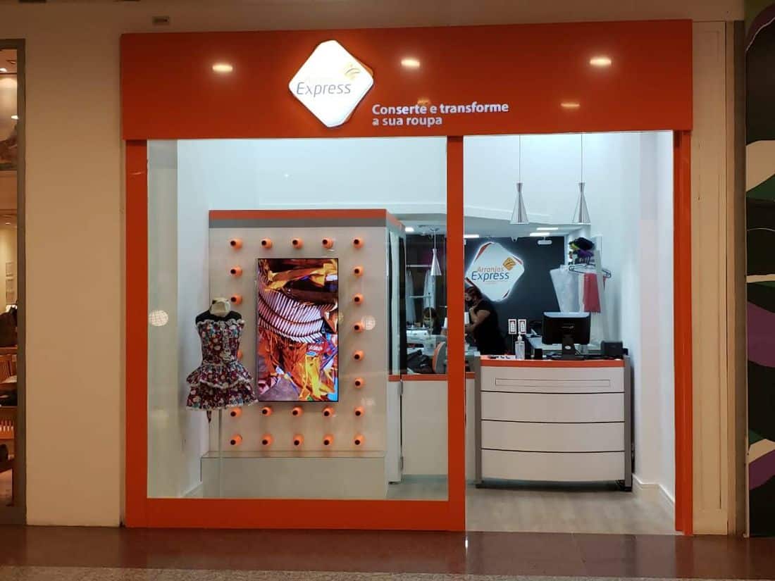 Loja Arranjos Express em shopping, com vitrine e balcão